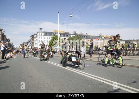 Kopenhagen, Dänemark, 22. Mai 2016: Läufer mit Rollstühlen beim jährlichen Kopenhagener Marathon, Europa Stockfoto