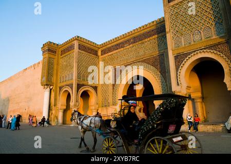 Das wunderschöne Bab Mansour in der alten Stadtmauer von Meknes, Marokko. Stockfoto