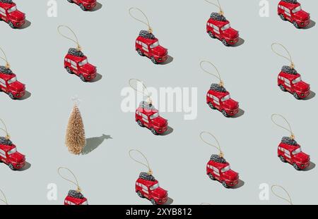 Graugrünes Hintergrundmuster mit Weihnachten oder Neujahr Symbol Attribut Objekte und symbolische Elemente Konzept. Kleines rotes englisches Taxi Auto Spielzeug mit Rippenbund Stockfoto