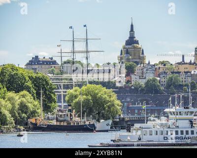 Urbane Szene mit mehreren Schiffen auf dem Wasser und Gebäuden im Hintergrund, stockholm, ostsee, schweden, skandinavien Stockfoto