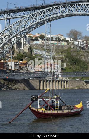 Sehenswürdigkeiten, Architektur, Blick von Vila Nova de Gaia zu A Rabelo, Boot auf dem Fluss Douro und Brücke Ponte Dom Luis I, Porto, Portugal, EU Stockfoto