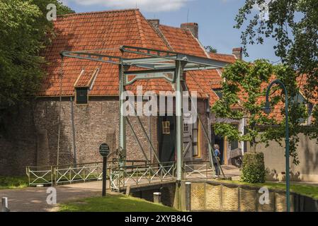Enkhuizen, Niederlande. Juni 2022. Die Kirche und Zugbrücke des Zuiderzee Museums in Enkhuizen Stockfoto