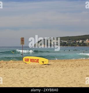 Beliebter Strand in Sydney. Livesaving Surfboard am Ufer Stockfoto