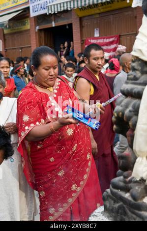 Eine nepalesische Frau betet im Boudhanath-Tempel in Kathmandu, Nepal. Stockfoto