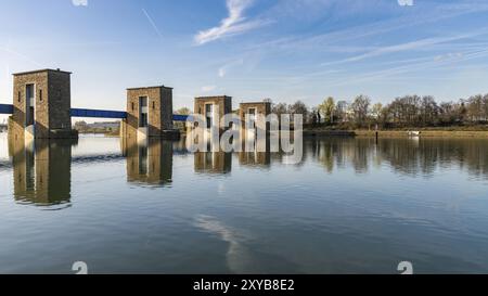 Ruhrwehr, Brücke über die Ruhr in Duisburg, Nordrhein-Westfalen, Deutschland, Europa Stockfoto