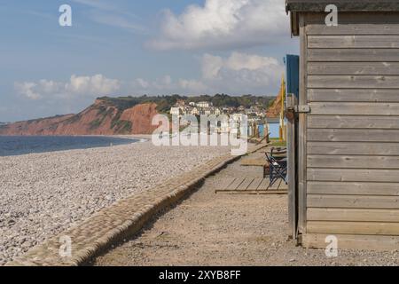Budleigh Salterton vom Kiesstrand mit einigen der Umkleidekabinen am Strand gesehen, Jurassic Coast, Devon, Großbritannien Stockfoto