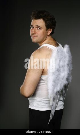 Herr Angel mit weißen Flügeln. Crazy Charakter-portrait Stockfoto