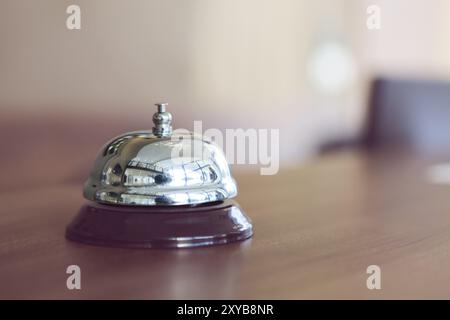 Nahaufnahme einer Hotel-Glocke im retro-Stil an der Rezeption Stockfoto