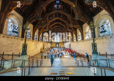 Im Westminster Palace, Parlamentsgebäude des Vereinigten Königreichs. Panoramablick auf die Westminster Hall mit Tourgruppe, dem ältesten Teil des Palastes, London Stockfoto