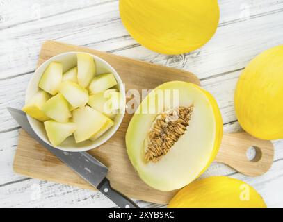 Frisch gemacht gelbe Honigmelone auf Vintage-Hintergrund (close-up erschossen) Stockfoto