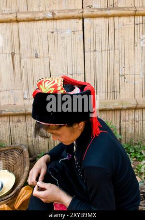 Porträt einer Miao-Frau, aufgenommen in der Provinz Süd-Yunnan in China. Stockfoto