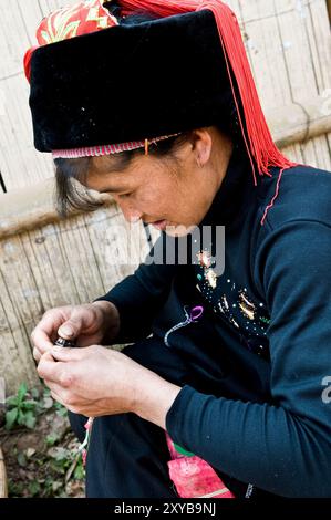 Porträt einer Miao-Frau, aufgenommen in der Provinz Süd-Yunnan in China. Stockfoto