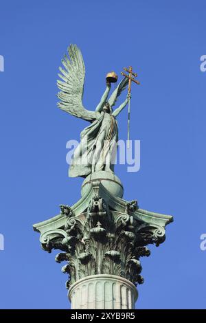 Erzengel Gabriel Statue mit der Heiligen Stephanskrone und dem Apostolischen Kreuz, Teil des Millenniums-Monuments auf dem Heldenplatz in Budapest, Hung Stockfoto