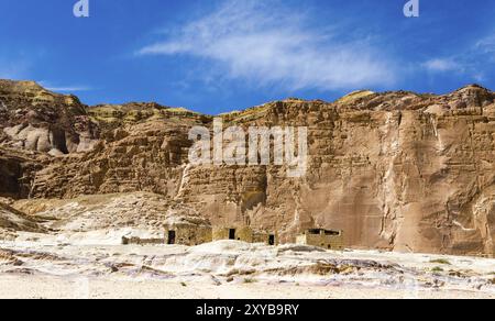 beduinen wohnen in der Wüste zwischen den Bergen in Ägypten Dahab Stockfoto