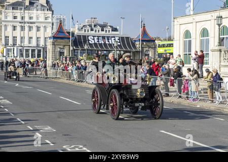 Autos, die Annäherung an die Ziellinie des London to Brighton Veteran Car Run Stockfoto