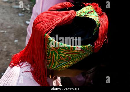 Porträt einer Miao-Frau, aufgenommen in der Provinz Süd-Yunnan in China. Stockfoto