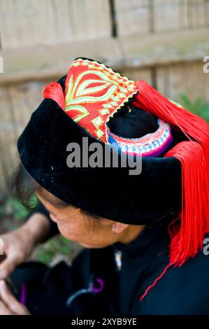 Porträt einer Miao-Frau, aufgenommen in der Provinz Süd-Yunnan in China. Stockfoto