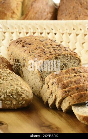 Komposition mit Brot und Brötchen auf Küchentisch Stockfoto