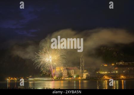 Solstice Feuerwerk mit Blick auf Duernstein, Rossatz-Arnsdorf, Niederösterreich, Österreich, Europa Stockfoto