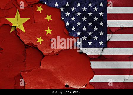Flaggen aus China und den USA auf gerissene Wand gemalt Stockfoto