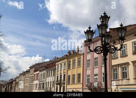 Bunte Häuser auf dem Rynok-Platz in Lemberg in der Ukraine Stockfoto