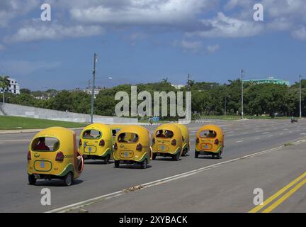 Kleine gelbe Taxis in Havanna kleine gelbe Taxis in Havanna Stockfoto