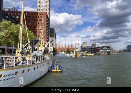 Der Rijnhaven, ein 28 Hektar großes Hafenbecken, wurde nun um fast ein Drittel gefüllt, um Platz für bis zu 000 Wohnungen zu schaffen, es wird eine künstliche Anlage geben Stockfoto