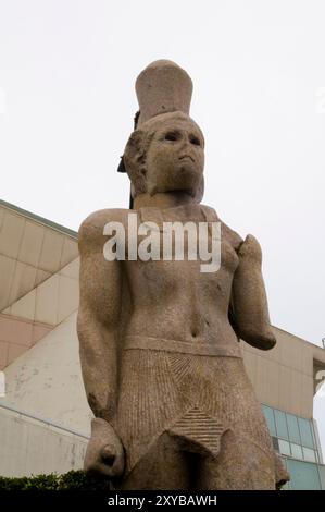 Statue eines ptolemäischen Herrschers, ausgestellt vor der Bibliothek und dem Museum der Bibliotheca in Alexandria, Ägypten Stockfoto