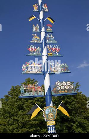 Traditionelles Maypol auf dem Viktualienmarkt in München Stockfoto