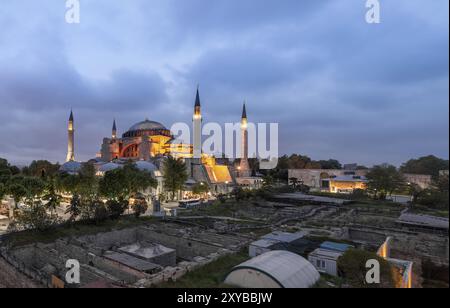 Panoramaaufnahme der Hagia Sophia Kirche und Moschee in Istanbul, Türkei, Asien Stockfoto