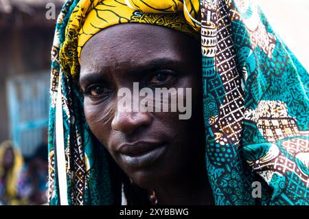 Porträt einer Frau mit traditionellen Gesichtsnarben an der Grenze von Niger und Burkina Faso. Stockfoto