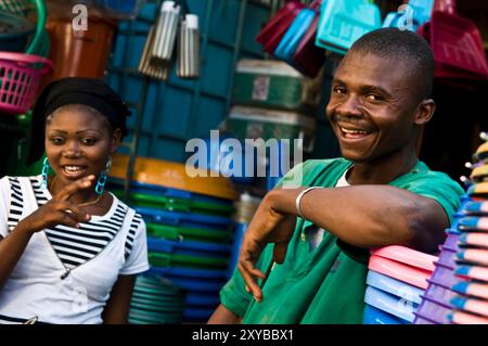 Burkinabe auf einem lokalen Markt in Ouagadougou, Burkina Faso. Stockfoto