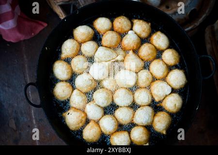 Burkinischer Frau tief braten Torten (frittierte Krapfen). Dies ist ein beliebtes Frühstück in Burkina Faso und Westafrika. Stockfoto