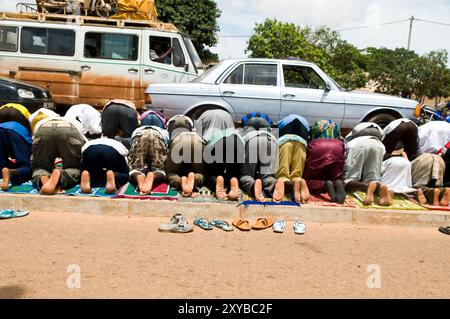 Freitagsgebete mitten auf der Straße in Ouagadougou, Burkina Faso. Stockfoto