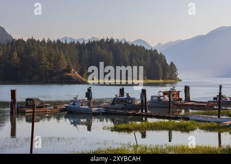 Pitt Meadows umgeben von majestätischen schneebedeckten Bergen, Parks, Flüssen und Nordamerikas größtem Gezeitensee. Legen Sie mit Fischerbooten an. Natursurro Stockfoto