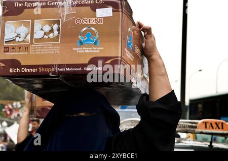 Verschleierte Frauen, die durch die pulsierenden Basare in Kairo, Ägypten, spazieren. Stockfoto