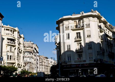 Wunderschöne weiße Gebäude in Casablanca - Marokkos Finanzzentrum. Stockfoto