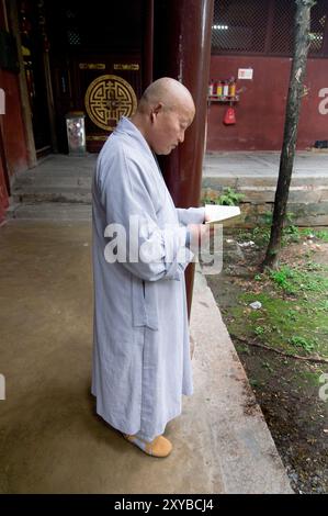 Ein buddhistischer Mönch betet im Kaiyuan Tempel in Chaozhou, Guangdong, China. Stockfoto