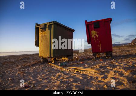 Zwei Wurfschalen an einem Strand Stockfoto