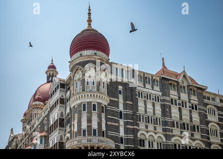 Taj Mahal Palace Hotel mit blauem Himmel und fliegenden Tauben. Das Taj Mahal Palace Hotel in Colaba Bezirk Mumbai Maharashtra Indien auf einem sonnenschein Stockfoto