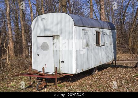 Alte verlassene Karawane im Wald Stockfoto