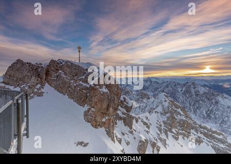 Sonnenaufgang auf dem Gipfel der Zugspitze im Winter Stockfoto