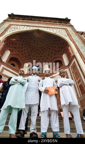 Indische muslimische Jungen, die während des Eid UL Zuha Festivals in Agra, Indien, Urlaubskleidung tragen. Stockfoto