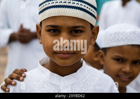 Indische muslimische Jungen, die während des Eid UL Zuha Festivals in Agra, Indien, Urlaubskleidung tragen. Stockfoto