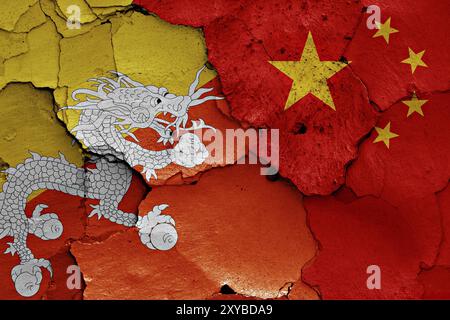 Fahnen von Bhutan und China, gemalt auf eine gerissene Wand Stockfoto