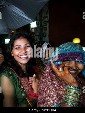 Junge indische Frauen feiern bei einer Hochzeit in Agra, Indien. Stockfoto