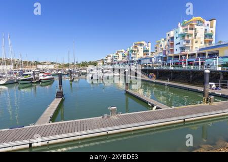 Hafen mit Booten und Pier in der Stadt Albufeira in Portugal Stockfoto