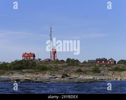 Aus Wikipedia: Svenska Hoegarna (deutsch: Die schwedischen Hügel) ist eine kleine Inselgruppe und ein Leuchtturm östlich von Moeja im Stockholmer Archipel. Stockfoto