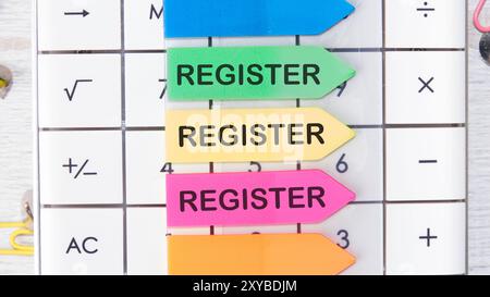 Konzeptionelles Register-Symbol. Kopierbereich. Register auf den pfeilförmigen Aufklebern auf dem Taschenrechner Stockfoto