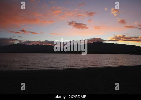 Sonnenuntergang in den südlichen Alpen, Neuseeland. Dramatischer Himmel über dem See Tekapo und den Bergen Stockfoto